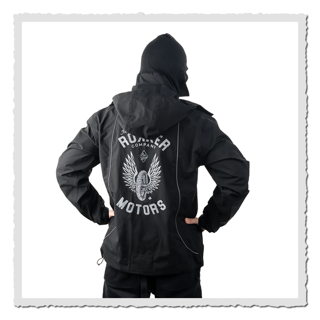 Person trägt schwarzen Regenanzug von hinten, Rückenlogo sichtbar, freigestellt auf weißem Hintergrund.